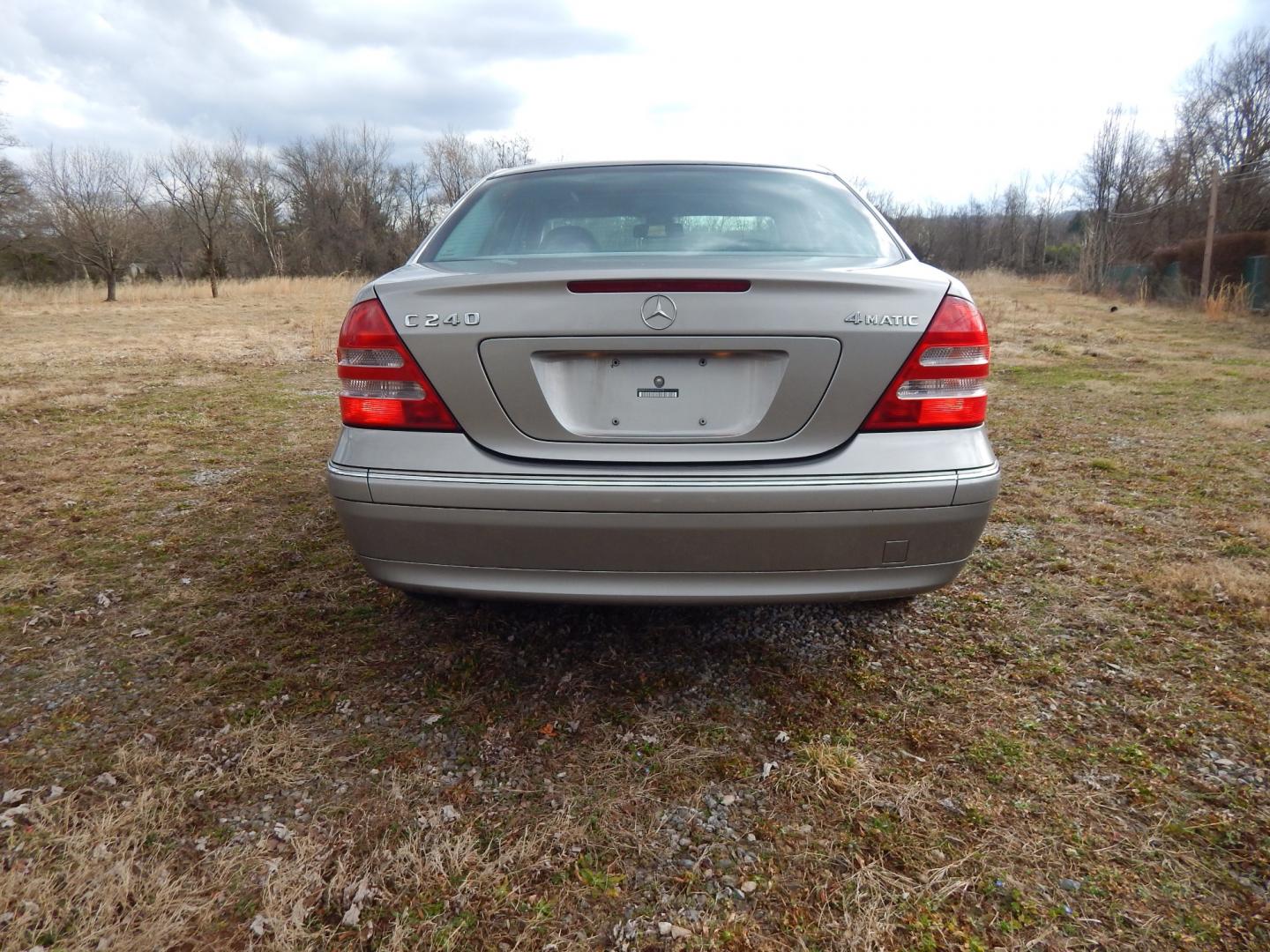 2003 Gold /Black Leather Mercedes-Benz C-Class C240 sedan (WDBRF81J03F) with an 2.6L V6 SOHC 18V engine, Automatic transmission, located at 6528 Lower York Road, New Hope, PA, 18938, (215) 862-9555, 40.358707, -74.977882 - Photo#8